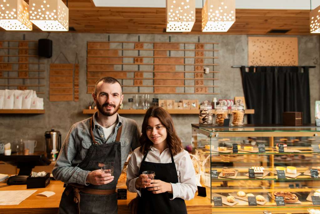 Franquicias en Mexico. Pareja con delantales posando en una de sus franquicias en Mexico